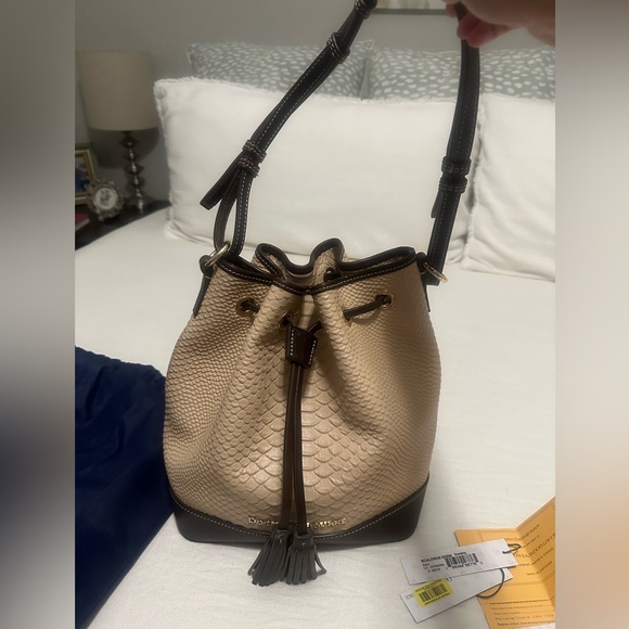 Limited Edition Dooney and Bourke drawstring bucket bag in Alligator - Picture 5 of 13